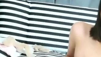 Sehr feenhafte und süße kleine Schönheit, die nackt in Nahaufnahme ihre Muschi fingert und mit Requisiten masturbiert