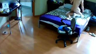 Filmando secretamente um jovem voltando para casa depois de uma corrida matinal e fazendo sexo com sua esposa que está dormindo na cama