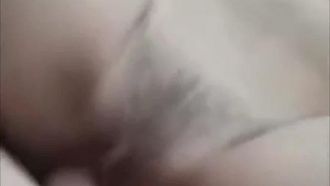 아름다운 가슴을 지닌 잘생긴 젊은 여성은 남편이 출장을 간 사이에 어린 소년과 몰래 바람을 피우고 있다.