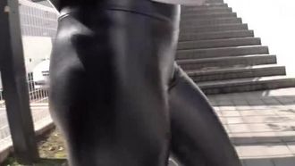 Non posso resistere al culo impanato di pita di una ragazza con leggings lucidi, quindi la scopo immediatamente con il mio grosso cazzo! Due alte signore dell'ufficio hanno orgasmi intensi