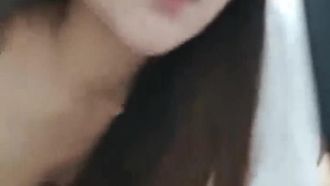 和闺蜜到理发店做造型时故意掀开裙子勾引理发师