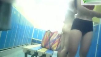 All'interno della doccia e dello spogliatoio delle donne, seducenti corpi bianchi nei colori primaverili stanno in fila e puoi guardarli bene.
