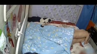 Um jovem casal que alugava uma casa na cidade foi filmado secretamente fazendo sexo