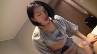 Reaccioné ante los pechos desprotegidos de una masajista en un hotel de negocios coreano y le mostré mi gran polla...