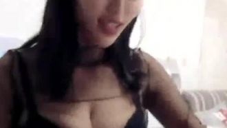 Una guapa chica de grandes tetas se engancha con ella y se la folla por detrás, gimiendo y jadeando tras ser follada encima