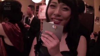 Auf der After-Party einer Hochzeit holte ich eine masochistische Frau, die es eilig hatte zu heiraten, mit einer Visitenkarte einer Top-Firma ab und nahm sie mit nach Hause. 3