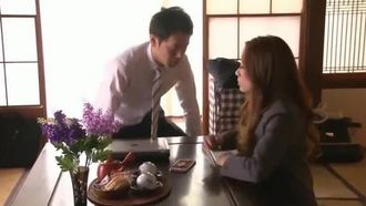 出張予算の都合で人妻女上司と相部屋に。部下のおれを奴隷扱いしてたのにお酒が入ると密着おねだりする甘えん坊に豹変。 東凛 試しにキスをしてみるとネッチョリ