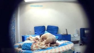 Junges College-Paar mit Brille hat am Wochenende Sex in einem Haus außerhalb des Campus. Das hübsche Mädchen ist schlank und zierlich.
