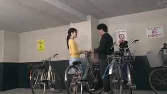 若妻乳首こねくり回し サイレント絶頂イキ中出し痴漢 駐輪場Ver