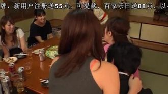 同窓会で会った初恋の女は人妻になっていた5 旦那と上手くいっていないのか彼女いない歴年の僕のチ○コを机の下で握りしめて放さない。みんなの目を盗んで店内
