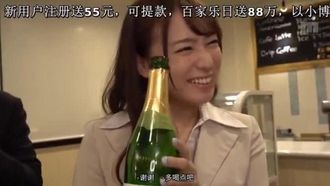 当我醒来时，我和我美丽的老板独自在情趣酒店……她跨坐在我这个醉得动弹不得的新婚夫妇身上，我们在窝里待到早上，偷情…… 初川南