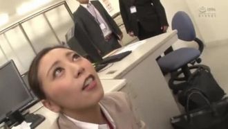 ウチの会社は最高に楽しい！なぜなら社内で最もセクシーでソソる女子社員がチ○ポ好きの淫乱だから！ わざとパンツを見せつけ勃起させると、机の下に隠れて強力バキ