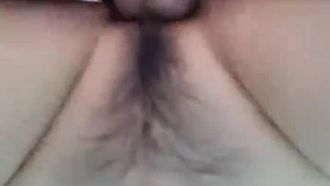 Il fratellastro e la sorella scopano una ragazza sexy e la cavalcano attivamente e torcono le sue bellissime natiche