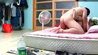 O jovem casal fica nu e vive o dia a dia como um casal de seios roliços e lindos B, esposa amorosa, que gosta.