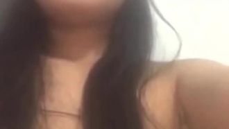 Le jeune homme était si drôle qu'il a joué le propriétaire nu et a dû s'arracher les poils pubiens après avoir perdu. La jeune fille a également dit que ses cheveux étaient trop difficiles à arracher.