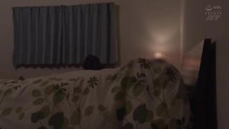 Primo piano NTR di notte sotto il futon - Mogli belle e tettone di capi che provano una lenta tortura