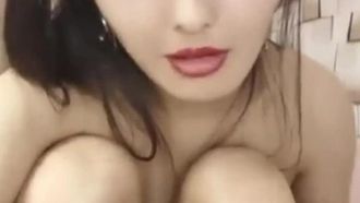 诱惑气质迷人全程露脸，哺乳期的辣妈更显风骚，挤奶水吃奶