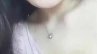 오르가즘에 자위하고 의식을 잃은 미인은 큰 키와 날씬한 보지가 매우 매력적입니다.