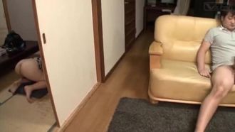 L'amico di mio marito è eccitato dal culo grosso e maturo della sua giovane moglie arrapata che indossa degli hot pants! Non riesco a trattenermi, quindi inserisco segretamente il mio cazzo dentro mio marito, ed è passato così tanto tempo che lui viene all'istante! Il culo trema violentemente
