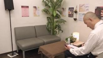 Durante la formazione per nuovi dipendenti in un salone di bellezza di lusso, è costretta a eseguire un trattamento in una posizione oscena e, anche se odia farsi massaggiare il suo bel culo, diventa così arrapata che i suoi succhi anali traboccano...