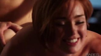 Une beauté de lingerie sexy lèche la bite et a des relations sexuelles super salopes