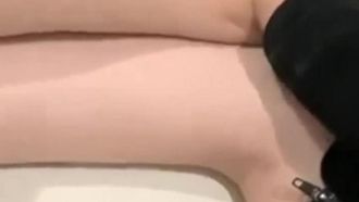 老哥開車帶喝醉妹子會賓館啪啪床上脫掉內褲直接開乾非常誘