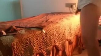 La giovane donna snella dell'assistenza sanitaria del fratello maggiore TP massaggia alcune volte e fa sesso orale sopra e cavalca il lettino da massaggio