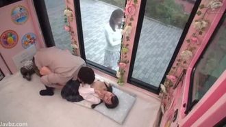 매직 미러: 양아버지가 차에 올라타서 딸의 어머니가 보는 앞에서 딸을 박았습니다!