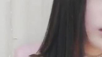 La bella Hatsune si masturba, ha un viso puro, una figura snella, si masturba e inserisce la figa, tanto succo vaginale e succo bianco