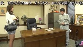Aki Sasaki, ein Ehemann, der aufgeregt ist, wenn er seine Frau von einem anderen Mann festhalten lässt