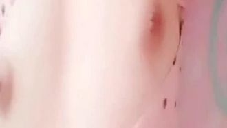미인은 돈을 위해 가슴과 보지를 과시했고, 핑크색 젖꼭지는 움푹 들어가 있었고, 핑크색 보지에는 아직 발달하지 않은 슬릿이 있었습니다.
