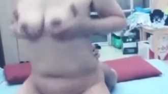 In un gioco del gruppo P, un giovane scopa una zia matura e si gode il suo pompino mentre è sdraiato sul letto