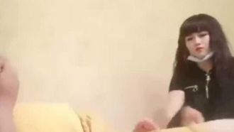 Dopo che l'uomo grasso ha ricevuto un massaggio, la donna matura con i seni grandi si è spinta i seni e le ha leccato il culo mentre veniva scopata duramente e gemeva mentre la cavalcava.