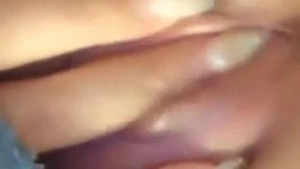 A garota voluptuosa de calça justa fica tentada a tirar a calça, abrir a bucetinha, torcer a bunda e depois vestir roupas sexy