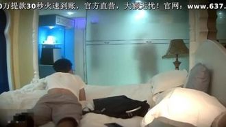 网络摄像头偷窥系列：宾馆约会同校苗条女友洗完迫不及待的