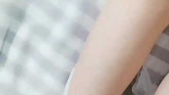 La ragazza dell'appuntamento al buio si è ubriacata e l'ha portata a casa per giocare con lei. Ha alzato le gambe e l'ha scopata mentre si svegliava e tu lo facevi.