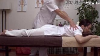 无良从业者秘密向新学徒提供淫秽按摩指导的完整偷窥视频