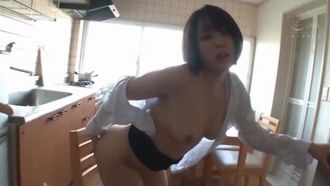 我受不了女老師的緊屁股，立刻用塗了春藥的雞巴操她！假陽具自慰不會停止，因為即使你逃跑，春藥效果也不會消失