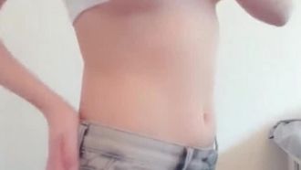 궁극의 큰 가슴 여신 마수스의 VIP 맞춤형 버전은 최초의 대규모 에로틱 스트리핑 댄스입니다.