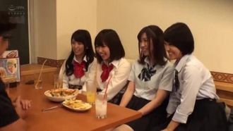 Schnapp dir ein wunderschönes Mädchen in Uniform, das eine versteckte Schlampe auf SNS ist! Nachdem wir ein ungezogenes Königsspiel gespielt hatten, veranstalteten wir eine Creampie-Orgie-Party