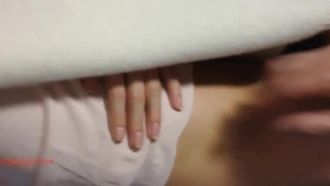 La migliore amica sexy con un bel seno e un seno grande che abbiamo affittato insieme alla mia ragazza ha bevuto troppo, è tornata e si è addormentata.