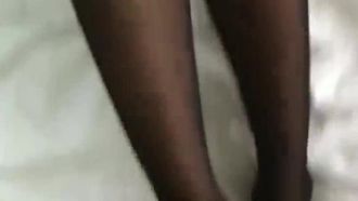 동급생들은 술에 취한 뒤 다시 모여 섹스를 했고, 섹시한 의상에 검은색 스타킹과 멜빵을 신은 채 흥겨운 연기를 펼쳤다.