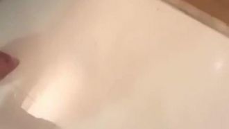 Una puttanella che sembra una puttana ha ingannato una ragazza dal seno grande della scuola per infermieri portandola in un hotel con pochi capelli.