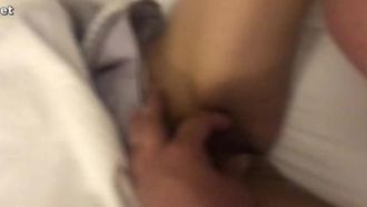 고객을 유인하기 위해 은행원을 속여 술에 취하게 한 뒤 사용한 콘돔을 입에 물고 성교를 하기도 했습니다.