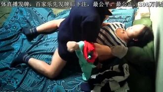貧民街の路上少女が、老人がコンドームもつけずにペニスで美少女と性交し、唾液を舐めて湿らせているところをこっそり撮影した