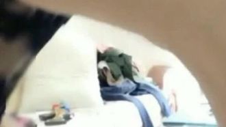 Un'ancora di bellezza di Chongqing dall'aspetto puro, teneri capelli bianchi e lunghi, che indossa una gonna corta tagliuzzata e una trasmissione in diretta con l'aspirapolvere all'aperto, ignora la strada.