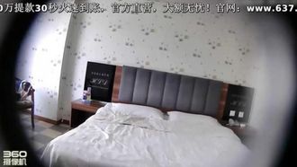 매시간 방에서 불륜을 벌이는 남자와 여자는 방에 들어오자마자 벌거벗고 섹스를 하고 싶어했고, 안경을 쓴 오빠가 그녀에게 세게 찔러넣었다.