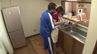 Una donna sposata che deve preparare il pranzo per suo marito e suo figlio che si sveglia dopo pochi minuti ma finisce per venire ancora e ancora con il grosso cazzo del fattorino dei giornali.