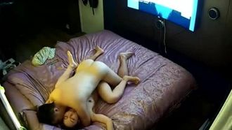 Die Live-Kamera der Familie wurde gehackt und eingeschaltet. Das junge Paar hatte Sex und die hellhäutige, langhaarige Frau