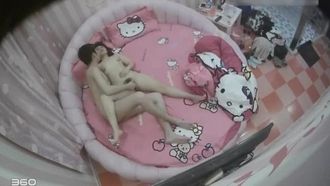 El hotel fotografió en secreto a una pareja relajándose después de realizar un examen. Parecían bastante cultos.